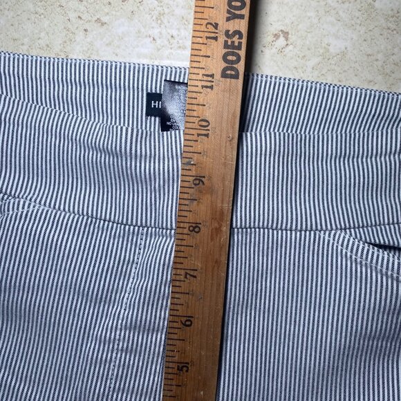 Hilary Radley Womens Striped Shorts L - Casual Comfort Stylish Easy Pull On - Picture 7 of 7